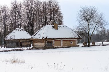 Geleneksel Ukrayna köyünün kış manzarası. Pirogovo Etnoğrafya Müzesi, Ukrayna 'daki Antik Ev