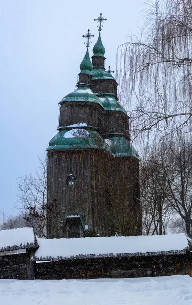 伝統的なウクライナの村の冬の風景 ピロゴヴォ民族誌博物館 ウクライナの古代教会 — ストック写真