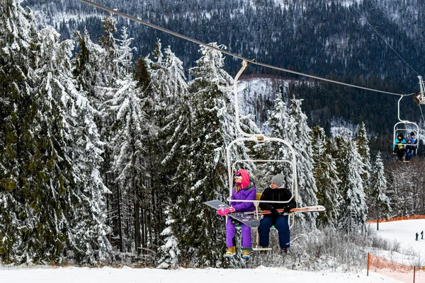 スラフスキー ウクライナ 2020年1月1日 ウクライナのスラフスケにあるカルパティア山脈ザハル バークート山へのスキーリフト上のスキーヤー — ストック写真