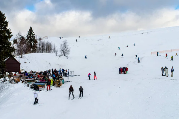 スラフスキー ウクライナ 2020年1月1日 1月1日にウクライナのスラフスケにあるカルパティア山脈ザカール バークート山のスキー — ストック写真