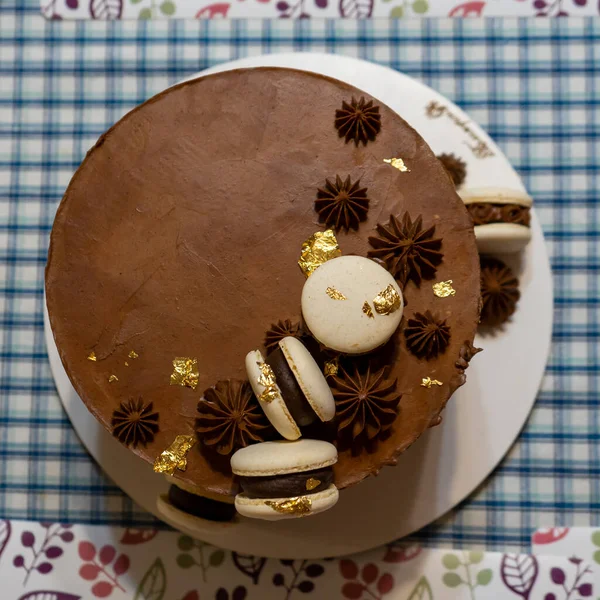 마카롱이 초콜릿 케이크 — 스톡 사진