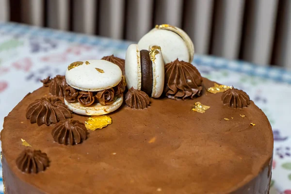 마카롱이 초콜릿 케이크 — 스톡 사진
