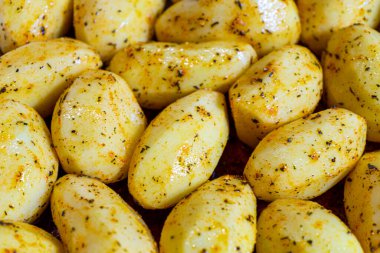 Fırında pişirmek için baharatlı çiğ patates.