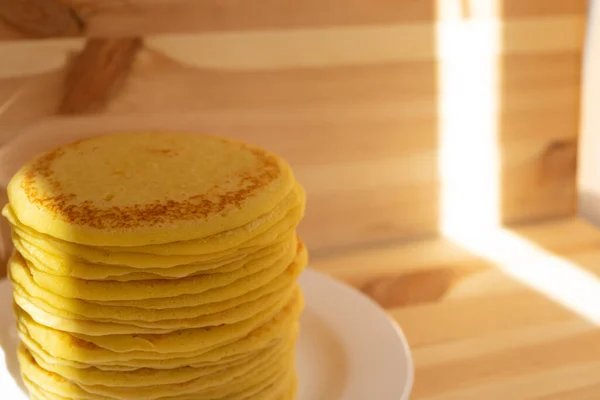Hoch Stapelweise Hausgemachte Pfannkuchen Auf Weißem Teller Frühstück Für Die — Stockfoto