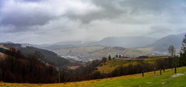 Volovets şehrinin panoramik manzarası, Karpat dağları, Ukrayna