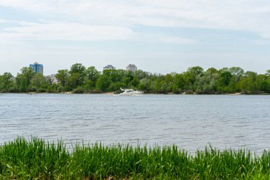 İlkbaharın başlarında Dnipro Nehri ve Obolon Bölgesi 'nin sağ kıyısının panoramik manzara manzarası, Kyiv 