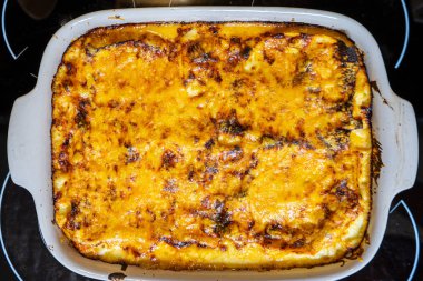 Taze pişmiş lezzetli lazanya.