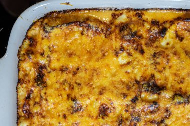 Taze pişmiş lezzetli lazanya.