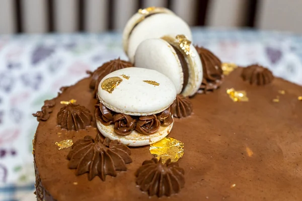 Schokoladenkuchen Mit Macarons Schwarz Weiß Schuss — Stockfoto