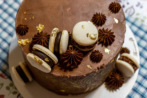 Schokoladenkuchen Mit Macarons Schwarz Weiß Schuss — Stockfoto