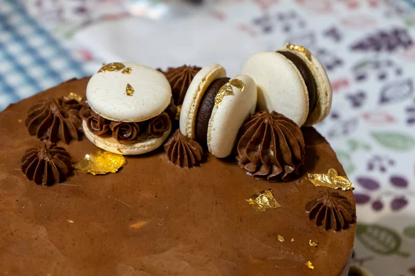Schokoladenkuchen Mit Macarons Schwarz Weiß Schuss — Stockfoto