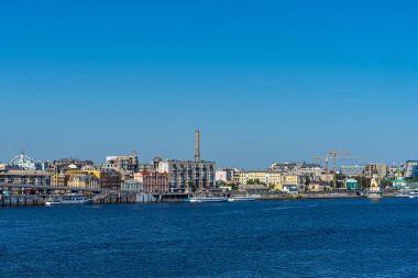 KYIV, UKRAINE - 30 Ağustos 2020: Ukrayna 'nın Kyiv kentindeki yaya köprüsünden Podol ilçesi ve Dnypro nehrinin panoramik manzarası. 