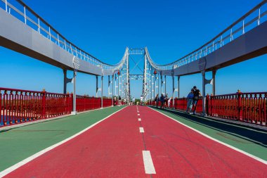 KYIV, UKRAINE - 30 Ağustos 2020 'de Ukrayna' nın başkenti Kyiv 'deki Dnypro nehri üzerindeki yaya köprüsü. 