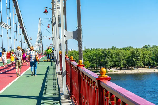 Kyiv Ucrania Agosto 2020 Puente Peatonal Sobre Río Dnypro Kiev — Foto de Stock