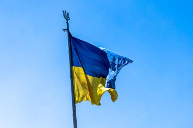 Ukrayna 'nın ulusal bayrağı mavi gökyüzünde rüzgarda dalgalanıyor