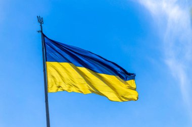 Ukrayna 'nın ulusal bayrağı mavi gökyüzünde rüzgarda dalgalanıyor