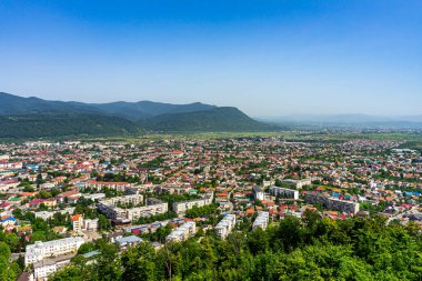 KHust, UKRAINE - 24 Haziran 2021: 24 Haziran 2021 Ukrayna 'da Khust Kalesi' nden Khust şehrine panoramik manzara.