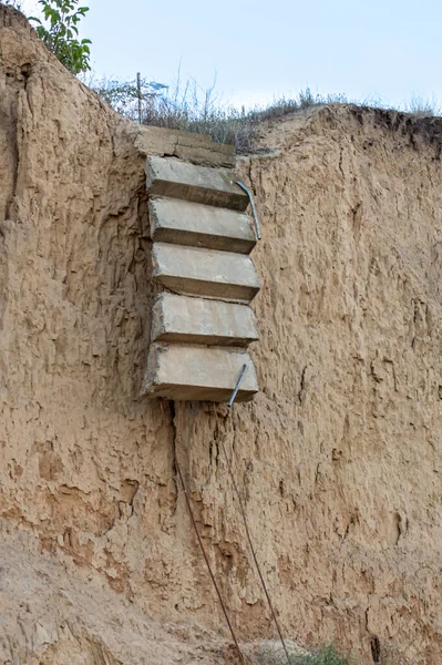 Escaleras Rotas Una Colina Arenosa —  Fotos de Stock