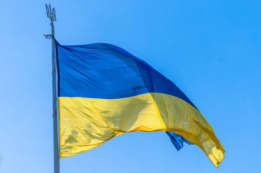 Ukrayna 'nın ulusal bayrağı mavi gökyüzünde rüzgarda dalgalanıyor