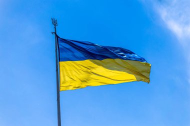 Ukrayna 'nın ulusal bayrağı mavi gökyüzünde rüzgarda dalgalanıyor