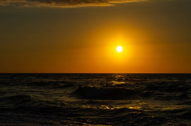 Sahilde altın gün doğumu