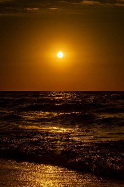 Sahilde altın gün doğumu