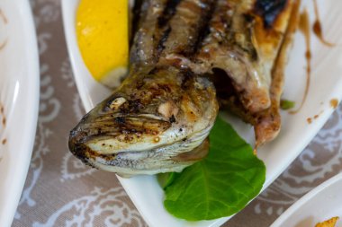 Limonlu ve otlu ızgara somon.