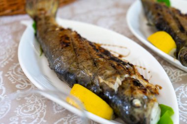 Limonlu ve otlu ızgara somon.