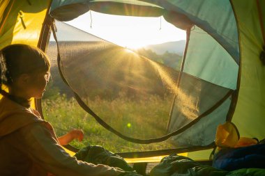 DUBOVE, UKRAINE - 22 Haziran 2021: Apetska dağında kamp, Dubove, Ukrayna 'da Karpatlar 22 Haziran 2021.