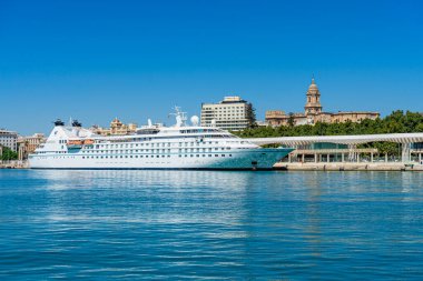 MALAGA, İspanya - 4 Eylül 2022: 4 Eylül 2022 'de Malaga, İspanya' da yolcu gemisi