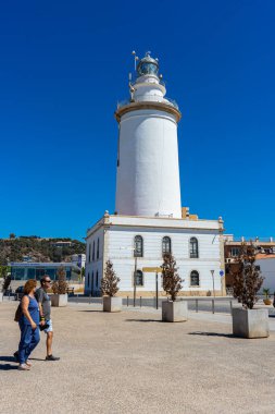 MALAGA, İspanya - 4 Eylül 2022: Malaga limanındaki Deniz Feneri 4 Eylül 2022