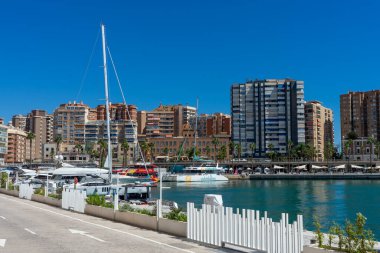MALAGA, İspanya - 4 Eylül 2022: 4 Eylül 2022 'de İspanya' nın Malaga kentindeki limanın panoramik görünümü