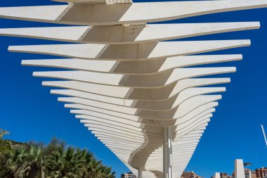 MALAGA, İspanya - 4 Eylül 2022: 4 Eylül 2022 'de Malaga, İspanya' da iskelede yürüyüş