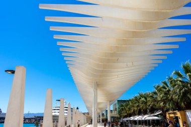 MALAGA, İspanya - 4 Eylül 2022: 4 Eylül 2022 'de Malaga, İspanya' da iskelede yürüyüş