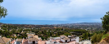 MIJAS, İspanya - 2 Ekim 2022: 2 Ekim 2022 'de İspanya' nın Mijas kentinde Costa del Sol kentinde panoramik deniz manzarası