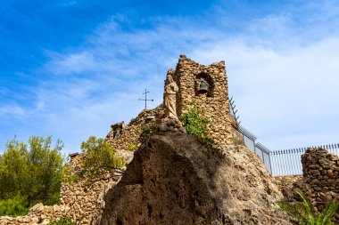 MIJAS, İspanya - 2 Ekim 2022: Katolik Kilisesi - Ermita de la Virgen de la Pea, İspanya 2 Ekim 2022