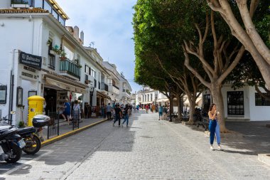 MIJAS, İspanya - 2 Ekim 2022: Mijas, İspanya 'da rahat beyaz sokaklar