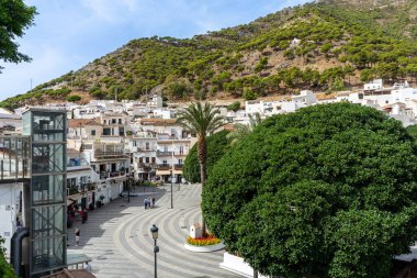 MIJAS, İspanya - 2 Ekim 2022: 2 Ekim 2022 tarihinde İspanya 'nın Mijas kentindeki beyaz evlerin panoramik görünümü