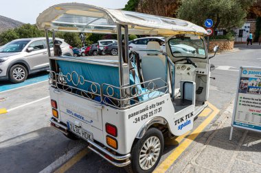 MIJAS, İspanya - 2 Ekim 2022: Mijas, İspanya 'da Elektrik Ekolojik Tuk tuk