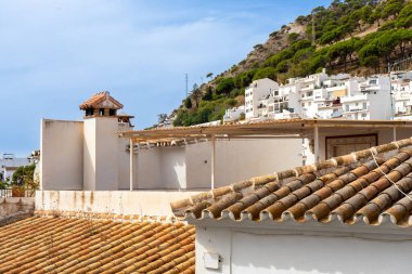 MIJAS, İspanya - 2 Ekim 2022: 2 Ekim 2022 tarihinde İspanya 'nın Mijas kentindeki beyaz evlerin panoramik görünümü