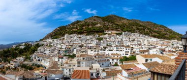 MIJAS, İspanya - 2 Ekim 2022: 2 Ekim 2022 tarihinde İspanya 'nın Mijas kentindeki beyaz evlerin panoramik görünümü