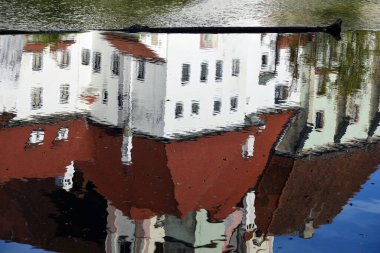 Steyr 'deki evler Steyr, Avusturya ve Avrupa nehrine yansıyor