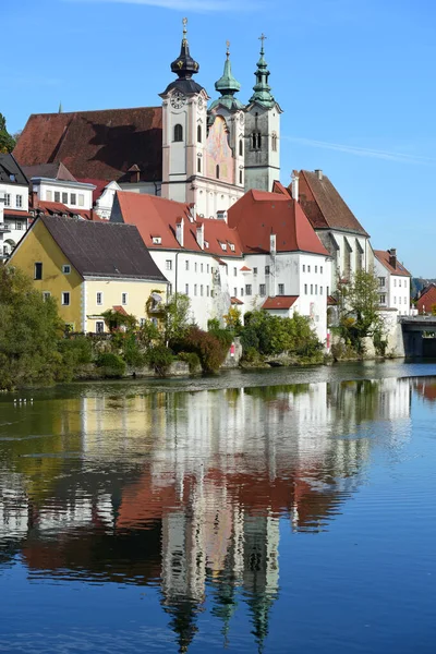 Steyr 'deki evler Steyr, Avusturya ve Avrupa nehrine yansıyor