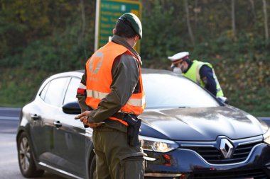 Corona 'dan çıkış kontrolleri silahlı kuvvetler ve polis Gmunden, Avusturya ve Avrupa tarafından yüksek oranda risk içeren bölgeden yapılıyor.