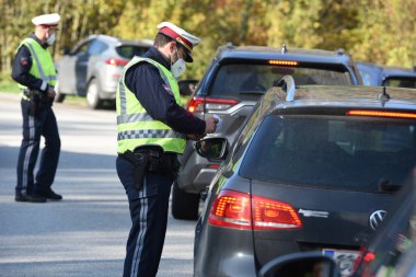 Corona 'dan çıkış kontrolleri silahlı kuvvetler ve polis Gmunden, Avusturya ve Avrupa tarafından yüksek oranda risk içeren bölgeden yapılıyor.