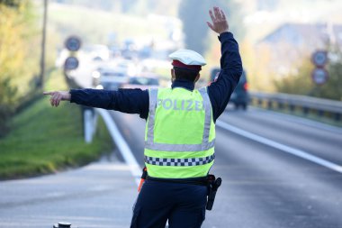 Corona 'dan çıkış kontrolleri silahlı kuvvetler ve polis Gmunden, Avusturya ve Avrupa tarafından yüksek oranda risk içeren bölgeden yapılıyor.
