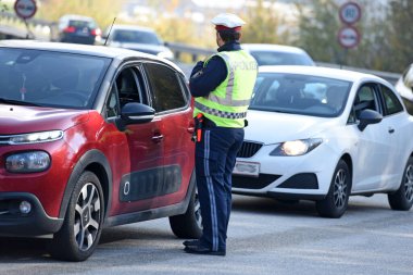 Corona 'dan çıkış kontrolleri silahlı kuvvetler ve polis Gmunden, Avusturya ve Avrupa tarafından yüksek oranda risk içeren bölgeden yapılıyor.
