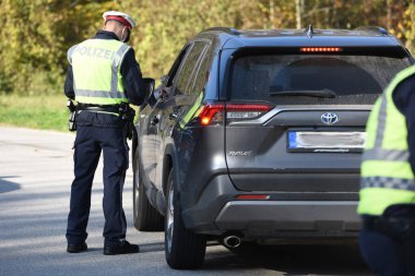 Corona 'dan çıkış kontrolleri silahlı kuvvetler ve polis Gmunden, Avusturya ve Avrupa tarafından yüksek oranda risk içeren bölgeden yapılıyor.