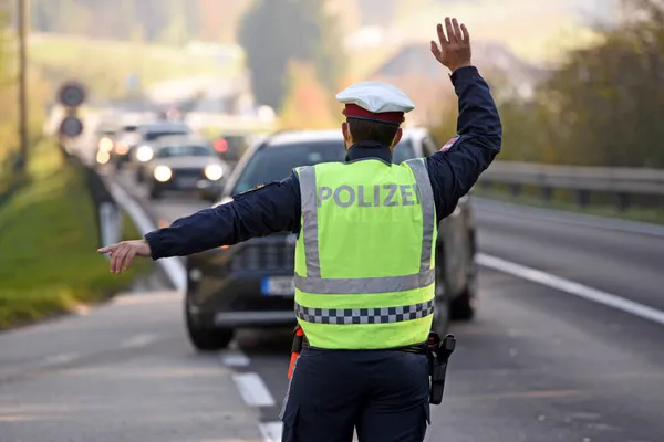 Uitgangen Uit Het Corona Risicogebied Gmunden Door Strijdkrachten Politie Oostenrijk — Stockfoto