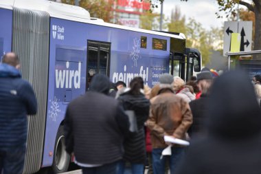 Viyana 'dan gelen bir aşı otobüsünün önünde Corona aşısı olmak isteyen bir sürü insan var. Avusturya, Avrupa